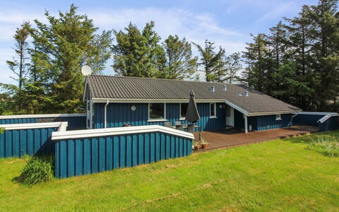 Sari - 600M from the Sea: Piscine, Mobilier De Jardin, Meubles, Recours, Dalle, Eco Hôtel, Ombre, Chaise, Loisir, Biens