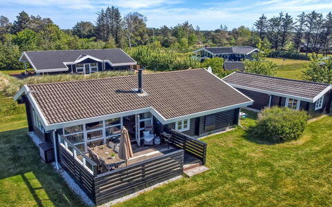 Awarth - 500M from the Sea: Bois, Maison, Chalet, Domicile, Toit, Zone Rurale, Siding, Cabane En Rondins, Batiments Jardin, Dur