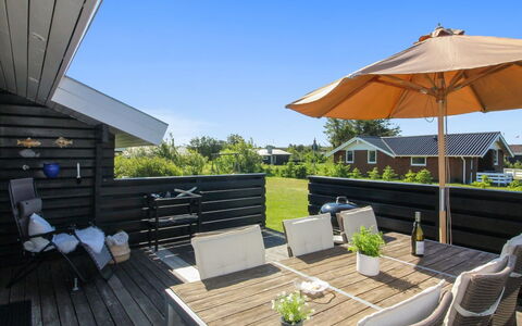 Awarth - 500M from the Sea: Bois, Maison, Chalet, Domicile, Toit, Zone Rurale, Siding, Cabane En Rondins, Batiments Jardin, Dur