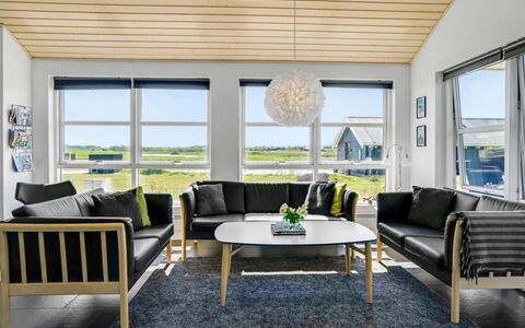 Sinica - 1.4Km from the Sea: Meubles, Bois, Sol, Design Intérieur, Salon, Canapé, Sol, Domicile, Parquet