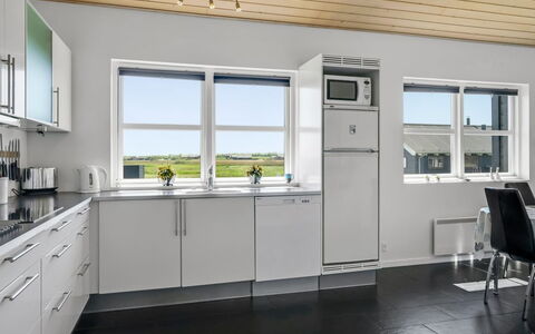 Sinica - 1.4Km from the Sea: Cuisine, Sol, Plafond, Appareil De Cuisine, Design Intérieur, Cabinetry, Comptoir, Sol, Électroménager, Principaux Appliance