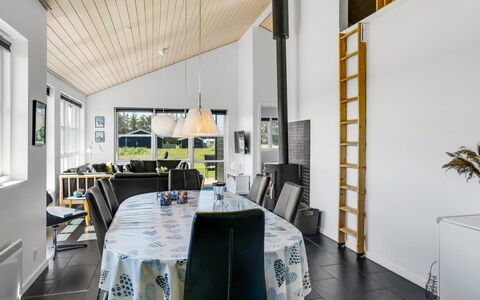 Sinica - 1.4Km from the Sea: Bois, Domicile, Plafond, Design Intérieur, Porte, Chalet, Chaise, Biens, Ombre, Salon