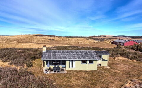 Cathalin - 100M from the Sea: Toit, Domicile, Porte, Chalet, Ombre, Siding, Cour, Biens, Arrière-Cour