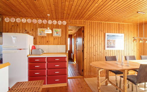 Cathalin - 100M from the Sea: Toit, Domicile, Porte, Chalet, Ombre, Siding, Cour, Biens, Arrière-Cour