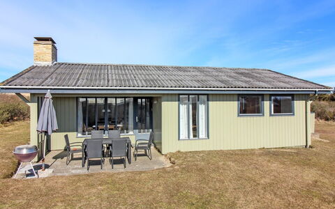 Cathalin - 100M from the Sea: Toit, Domicile, Porte, Chalet, Ombre, Siding, Cour, Biens, Arrière-Cour