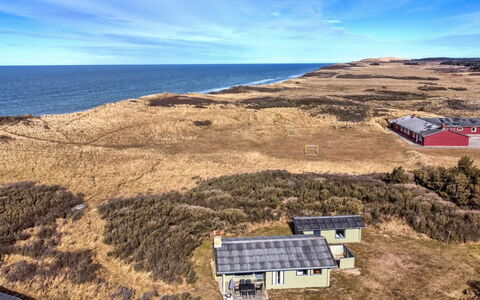 Cathalin - 100M from the Sea: Toit, Domicile, Porte, Chalet, Ombre, Siding, Cour, Biens, Arrière-Cour