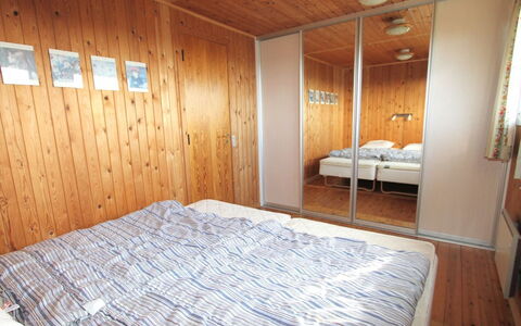 Cathalin - 100M from the Sea: Toit, Domicile, Porte, Chalet, Ombre, Siding, Cour, Biens, Arrière-Cour