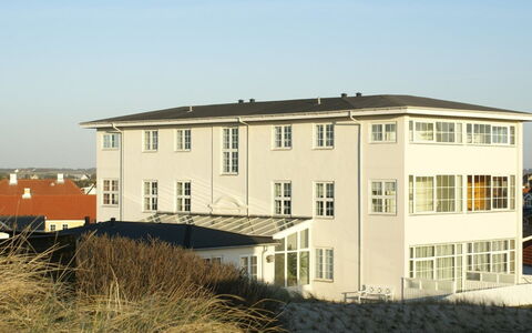 Asa - 75M from the Sea: Fenêtre, Façade, Zone Résidentielle, Domicile, Composite, Fenêtre À Guillotine, Biens, Siding, Daylighting