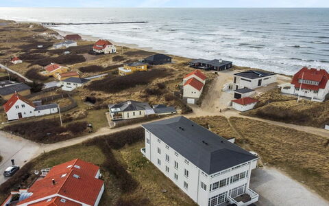 Asa - 75M from the Sea: Fenêtre, Façade, Zone Résidentielle, Domicile, Composite, Fenêtre À Guillotine, Biens, Siding, Daylighting