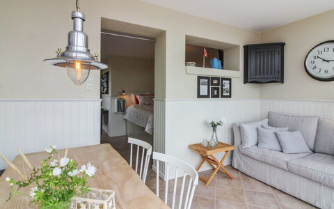 Asa - 75M from the Sea: Meubles, Design Intérieur, Chaise, Sol, Table, Recours, Sol, Plafond, Pièce, Eco Hôtel