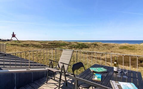 Britta - 100M from the Sea: Chalet, Jardin, Siding, Batiments Jardin, Ombre, Cour, Arrière-Cour, Pelouse, Ferme, Aménagement Paysager
