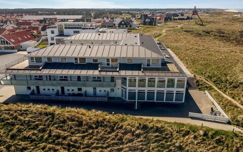 Britta - 100M from the Sea: Chalet, Jardin, Siding, Batiments Jardin, Ombre, Cour, Arrière-Cour, Pelouse, Ferme, Aménagement Paysager