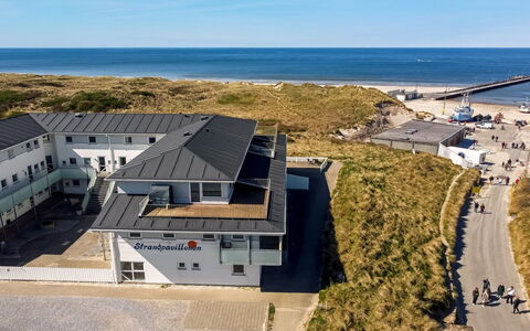 Britta - 100M from the Sea: Chalet, Jardin, Siding, Batiments Jardin, Ombre, Cour, Arrière-Cour, Pelouse, Ferme, Aménagement Paysager