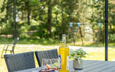 Gottfrede - 600M from the Sea: Meubles, Table, Mobilier De Jardin, Tableau De Plein Air, Chaise, Tache De Bois, Ombre, Arrière-Cour, Chalet, Table Cuisine Et Salle A Manger