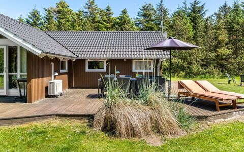 Gottfrede - 600M from the Sea: Meubles, Table, Mobilier De Jardin, Tableau De Plein Air, Chaise, Tache De Bois, Ombre, Arrière-Cour, Chalet, Table Cuisine Et Salle A Manger