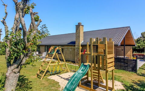 Urho - 500M from the Sea: Lot Terre, Ombre, Jardin, Arrière-Cour, Chalet, Pelouse, Aménagement Paysager, Toboggan, Équipement Extérieur Play, Cour