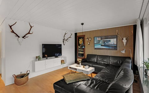 Urho - 500M from the Sea: Design Intérieur, Mur, Meubles, Bois, Plafond, Domicile, Salon, Sol, Éclairage, Luminaire
