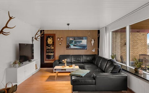 Urho - 500M from the Sea: Design Intérieur, Mur, Canapé, Sol, Meubles, Bois, Sol, Plafond, Salon, Domicile