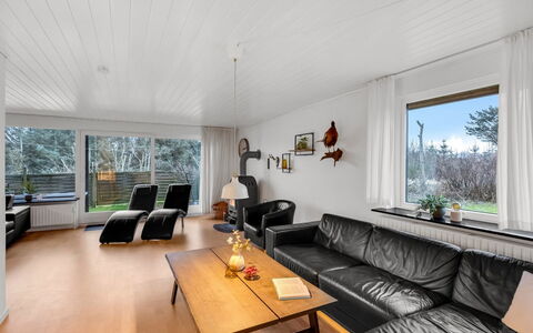 Urho - 500M from the Sea: Design Intérieur, Sol, Canapé, Bois, Plafond, Sol, Salon, Meubles, Parquet, Domicile