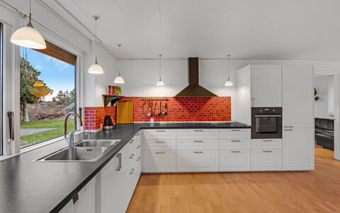 Urho - 500M from the Sea: Cuisine, Comptoir, Appareil De Cuisine, Cabinetry, Sol, Design Intérieur, Principaux Appliance, Cuisinière, Evier, Plafond