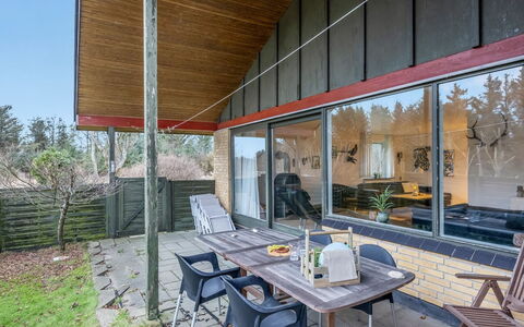 Urho - 500M from the Sea: Chalet, Siding, Ombre, Chaise, Dur, Batiments Jardin, Tache De Bois, Porche, Matériau Naturel, Cour