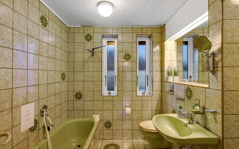 Urho - 500M from the Sea: Lavabo, Salle De Bains, Design Intérieur, Luminaire Plomberie, Mur, Sol, Sol, Évier, Robinet, Plafond