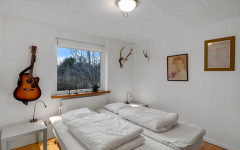 Urho - 500M from the Sea: Lit, Meubles, Design Intérieur, Chambre, Mur, Sol, Sol, Drap De Lit, Plafond, Literie