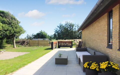 Urho - 500M from the Sea: Herbe, Sol, Domicile, Jardin, Arbuste, Lot Terre, Zone Résidentielle, Meubles, Sol, Mobilier De Jardin