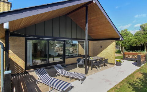 Urho - 500M from the Sea: Toit, Domicile, Chalet, Porte, Ombre, Siding, Porche, Biens, Ferme, Cour