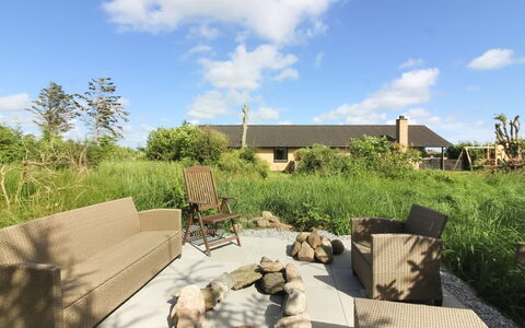 Urho - 500M from the Sea: Lot Terre, Meubles, Jardin, Chalet, Chaise, Mobilier De Jardin, Aménagement Paysager, Ombre, Arrière-Cour, Cour
