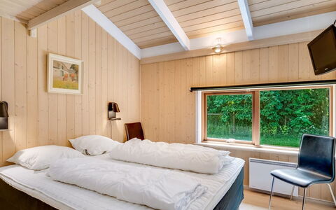Paulette - 450M from the Sea: Chambre, Bois, Design Intérieur, Lit, Plafond, Drap De Lit, Literie, Sol, Sol, Meubles