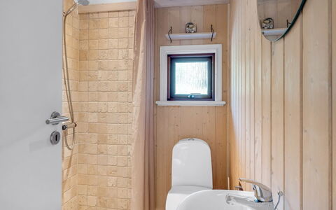 Paulette - 450M from the Sea: Mur, Bois, Sol, Sol, Luminaire Plomberie, Design Intérieur, Plafond, Pièce, Toilette, Salle De Bains