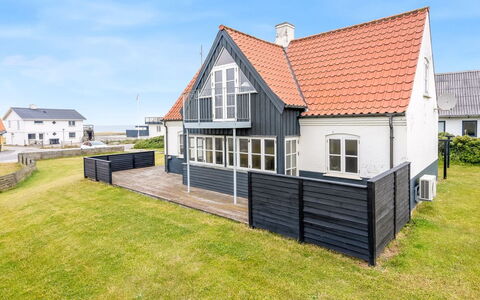 Ima - 60M from the Sea: Chalet, Domicile, Maison, Toit, Porche, Biens, Siding, Batiments Jardin, Ferme, Cour