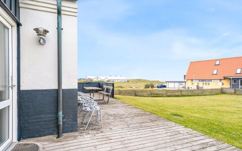 Ima - 60M from the Sea: Chalet, Domicile, Maison, Toit, Porche, Biens, Siding, Batiments Jardin, Ferme, Cour