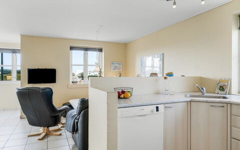 Ima - 60M from the Sea: Chalet, Domicile, Maison, Toit, Porche, Biens, Siding, Batiments Jardin, Ferme, Cour