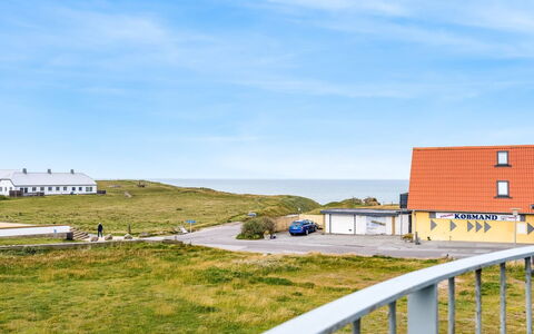 Ima - 60M from the Sea: Chalet, Domicile, Maison, Toit, Porche, Biens, Siding, Batiments Jardin, Ferme, Cour