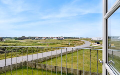 Ima - 60M from the Sea: Chalet, Domicile, Maison, Toit, Porche, Biens, Siding, Batiments Jardin, Ferme, Cour