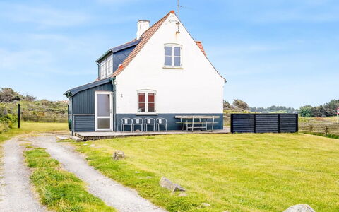Ima - 60M from the Sea: Chalet, Domicile, Maison, Toit, Porche, Biens, Siding, Batiments Jardin, Ferme, Cour