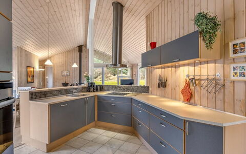 Beeke - 1.4Km from the Sea: Cuisine, Comptoir, Design Intérieur, Sol, Bois, Plafond, Cabinetry, Luminaire, Meubles, Appareil De Cuisine