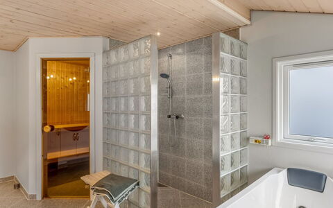 Beeke - 1.4Km from the Sea: Design Intérieur, Bois, Sol, Plafond, Sol, Pièce, Luminaire Plomberie, Plomberie, Luminaire, Salle De Bains