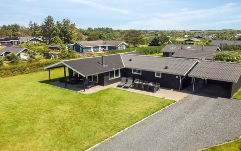 Susan - 600M from the Sea: Toit, Maison, Domicile, Chalet, Siding, Biens, Allée, Batiments Jardin, Cour, Cabanon