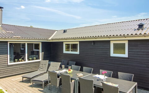 Susan - 600M from the Sea: Toit, Maison, Domicile, Chalet, Siding, Biens, Allée, Batiments Jardin, Cour, Cabanon