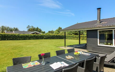 Susan - 600M from the Sea: Toit, Maison, Domicile, Chalet, Siding, Biens, Allée, Batiments Jardin, Cour, Cabanon