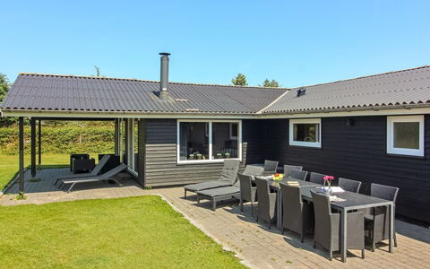 Susan - 600M from the Sea: Toit, Maison, Domicile, Chalet, Siding, Biens, Allée, Batiments Jardin, Cour, Cabanon