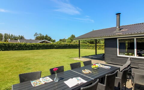 Susan - 600M from the Sea: Toit, Maison, Domicile, Chalet, Siding, Biens, Allée, Batiments Jardin, Cour, Cabanon