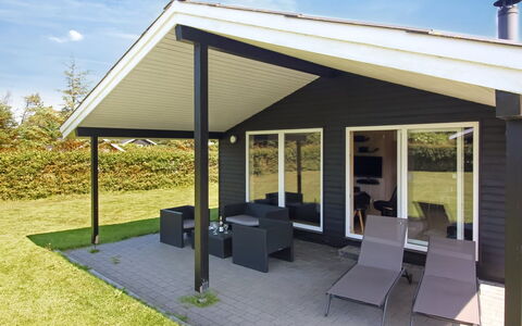 Susan - 600M from the Sea: Toit, Maison, Domicile, Chalet, Siding, Biens, Allée, Batiments Jardin, Cour, Cabanon