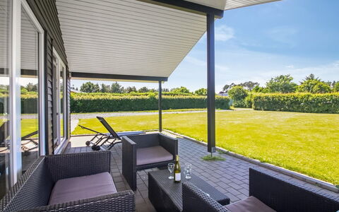 Susan - 600M from the Sea: Toit, Maison, Domicile, Chalet, Siding, Biens, Allée, Batiments Jardin, Cour, Cabanon