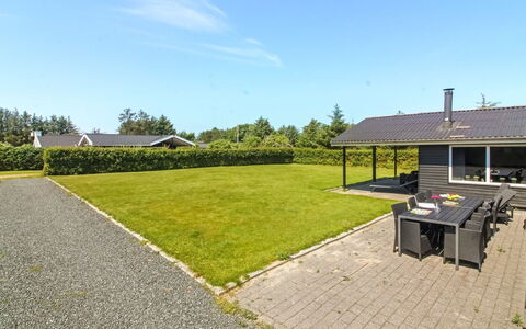 Susan - 600M from the Sea: Toit, Maison, Domicile, Chalet, Siding, Biens, Allée, Batiments Jardin, Cour, Cabanon