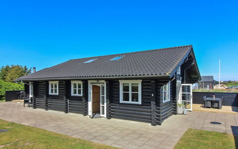 Salmund - 600M from the Sea: Toit, Maison, Domicile, Chalet, Siding, Biens, Allée, Batiments Jardin, Cour, Cabanon