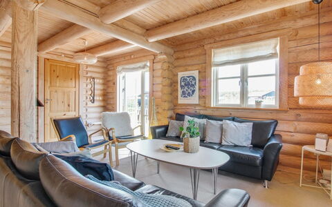 Salmund - 600M from the Sea: Toit, Maison, Domicile, Chalet, Siding, Biens, Allée, Batiments Jardin, Cour, Cabanon